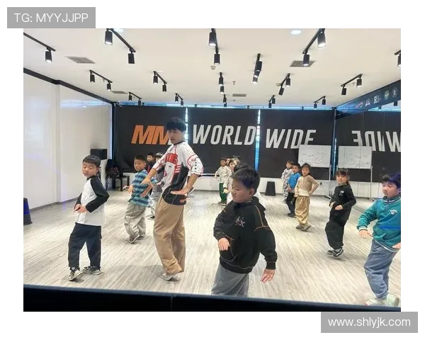 南京街舞队的包夹战术解析与街舞文化的深度融合探讨