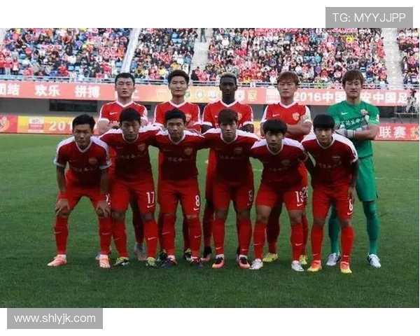 成都篮球队在世界杯预选赛积分榜上以86分稳居第一名展现强劲实力