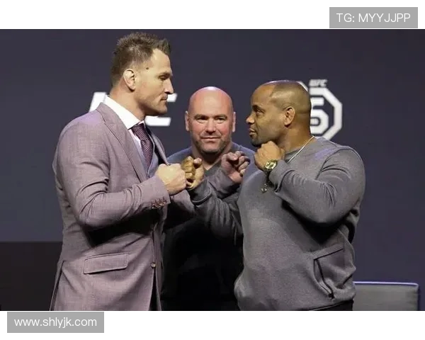 UFC凯恩对决科米尔精彩回顾与赛后分析全景展现